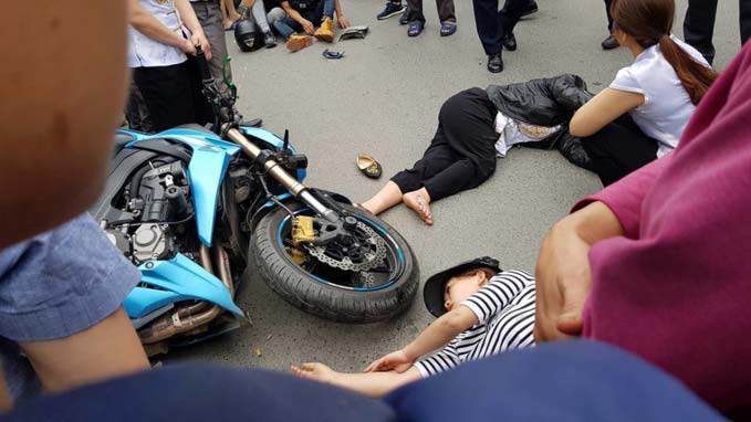 ha noi: xe z100 tong 2 nu 'ninja' bay 5m gay tranh cai - 1